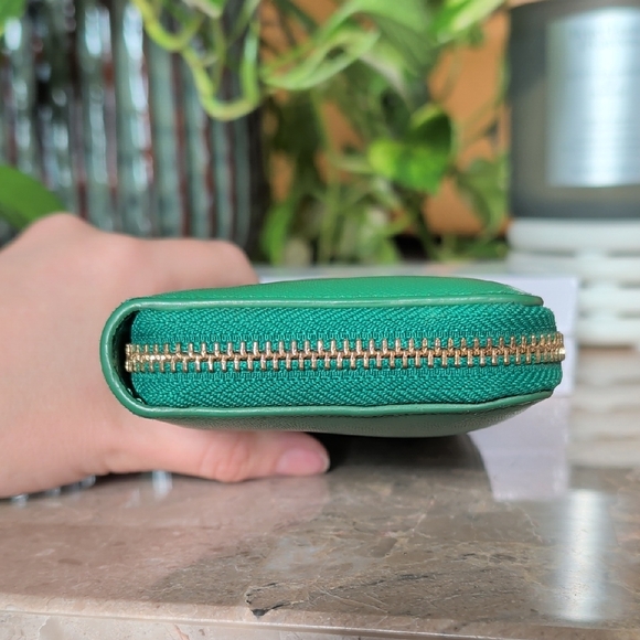 Tory Burch Vibrant Green Zip Wallet - Picture 5 of 10